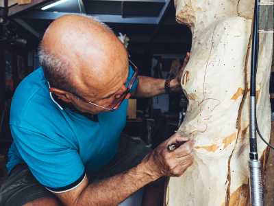 L�artista ha cominciato infatti a scolpire una ninfa. E quindi dopo aver rifinito sul tronco con una matita le forme da seguire...
